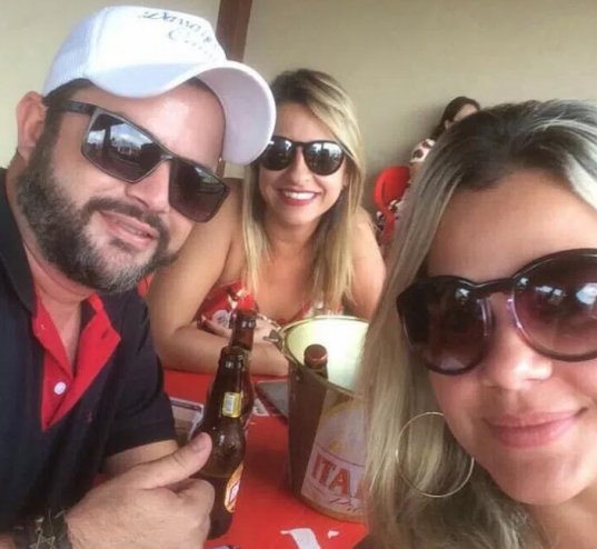 شاهد ماذا فعلت إمرأة بزوجها بعد ان نشر صورة له مع صديقاته على فيسبوك