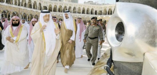 قفل جديد من الذهب الخالص للكعبة المشرفة بعدغسلها بماء زمزم و الورد
