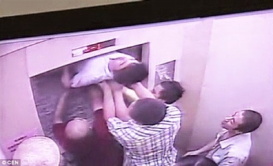 فيديو: إنقاذ رجل من المصعد كاد أن ينقسم جسده لنصفين فيديو: إنقاذ رجل من المصعد كاد أن ينقسم جسده لنصفين