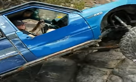 بالفيديو : سيارة تعبر من أعلى صخرة مرتفعة بطريقة لا تصدق