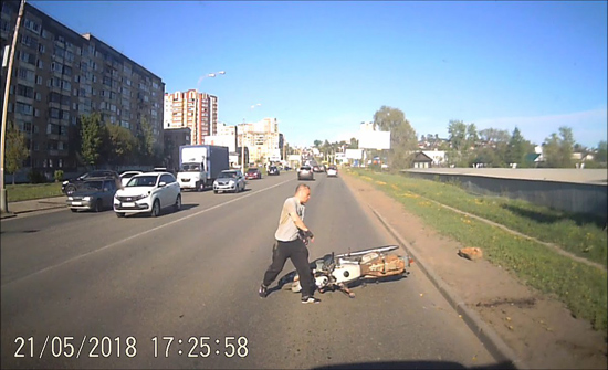 بالفيديو: هرباً من الزحام .. سائق دراجة يعتلي الرصيف فيتعرض لحادث