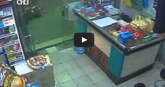 اطفال يشكلون عصابة للسرقة في السعودية ( فيديو )