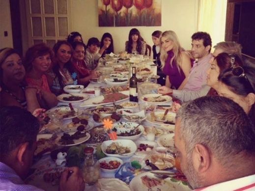 مادلين مطر تقيم وليمة غداء لعائلتها في عيد الفصح