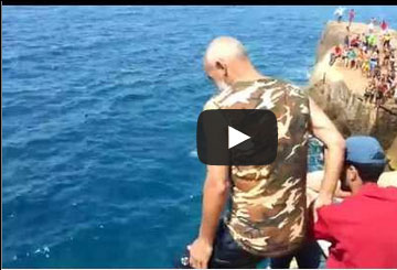 بالفيديو.. مسن يجيد الغطس بالفيديو.. مسن يجيد الغطس