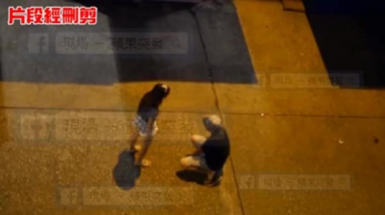 شاهد..  رجل يركع أمام امرأة لتتوقف عن ضربه