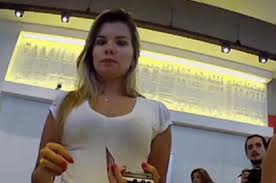 مطعم يقدم وجبات مجانية للجميلات " فيديو "