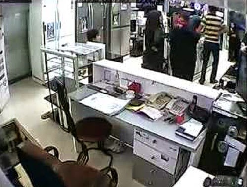 سرقة خزانة محل بواسطة طفل بتوجيه والدته