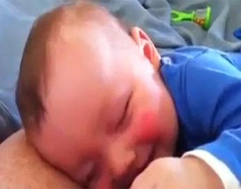 بالفيديو.. ما الذي يراه هذا الطفل في منامه كي يضحك بأعلى صوته؟