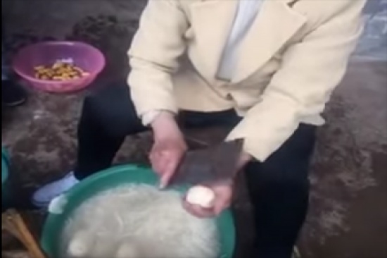 فيديو: مهارة مذهلة في تقطيع سريع للبطاطا