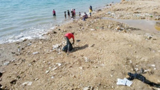 طلبة جامعة البترا يشاركون في حلمة لتنظيف شواطئ البحر الميت