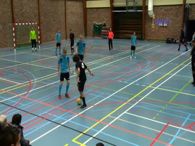 لاعب صغير يلعب بطريقة مدهشة