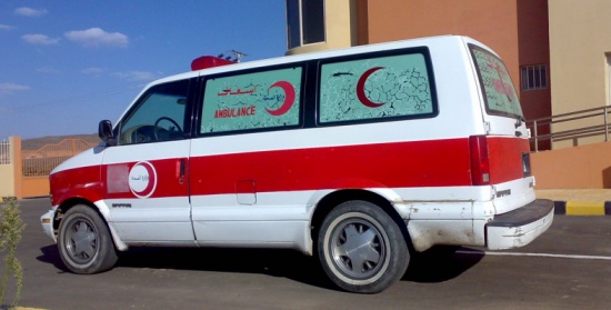 سيارة معاكسة للسير تصطدم بإسعاف ينقل مريضة.. فتقتلها (صورة)