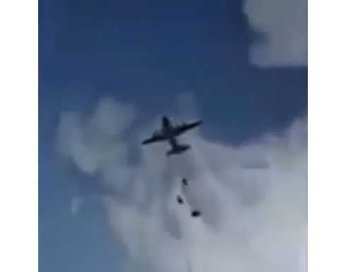 بالفيديو : طائرة نقل أمريكية تلقي مظليين شيعة في قرية آمرلي