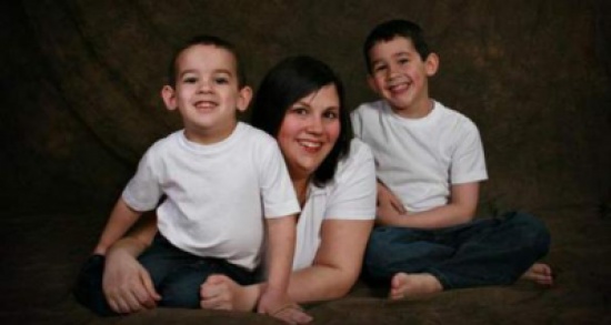 كندا.. أصلة "تعصر" طفلين حتى الموت