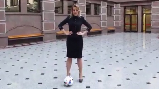 “فيديو”: المتحدثة باسم الخارجية الروسية "زاخاروفا" تركت السياسة وباتت تلعب “كرة قدم”