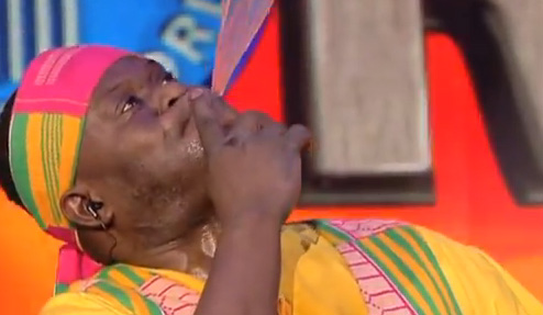 رجل يشرب الماء دون توقف