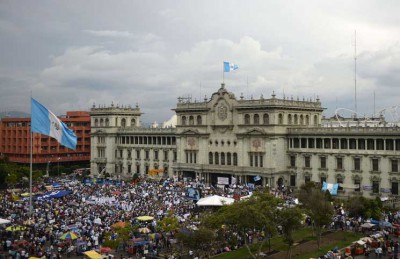 آلاف المتظاهرين في غواتيمالا يطالبون برحيل الرئيس