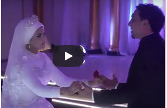 عريس يفاجئ عروسه بأغنية من تأليفه (فيديو)