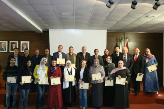 تسليم شهادات دورة إدارة الأزمات في كلية عمان الجامعية تسليم شهادات دورة إدارة الأزمات في كلية عمان الجامعية