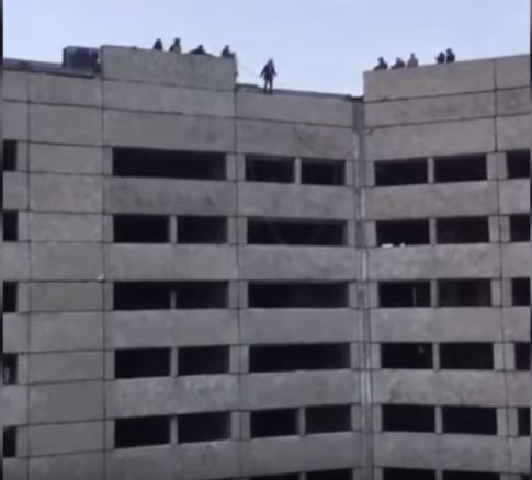 فيديو: فتاة ترتطم بالأرض بقوة بعد قفزة من الطابق العاشر فيديو: فتاة ترتطم بالأرض بقوة بعد قفزة من الطابق العاشر