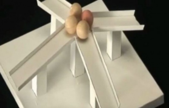 فيديو: هل هذه الكرات تخالف قانون الجاذبية؟