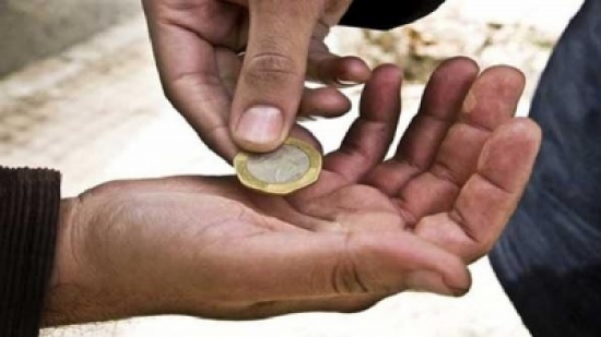 تسولت لجمع الأموال وبعد أن ابتعدت عن المكان اكتشفوا أنها...!