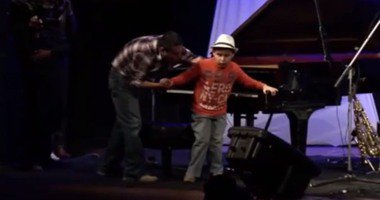 طفل كفيف يعزف على البيانو بحرفية