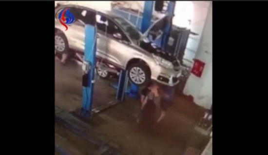بالفيديو.. لحظة سقوط سيارة معلقة على عمال