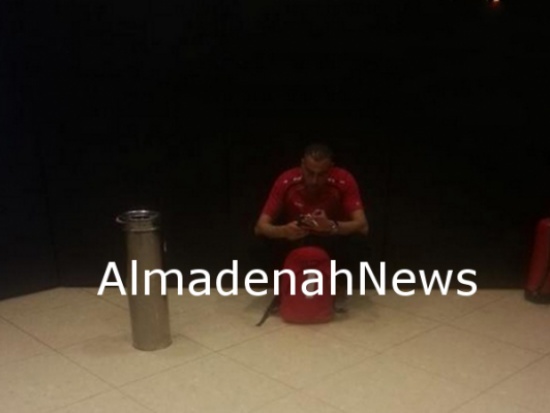 لاعبو المنتخب الوطني يدخنون في المطار (صور)
