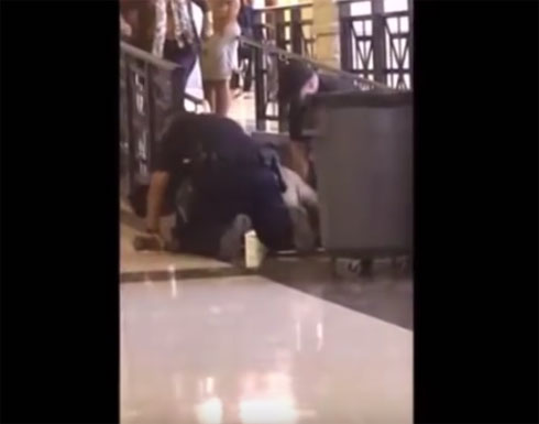 بالفيديو.. شرطي أمريكي يلقن تلميذا «علقة ساخنة» داخل المدرسة بالفيديو.. شرطي أمريكي يلقن تلميذا «علقة ساخنة» داخل المدرسة