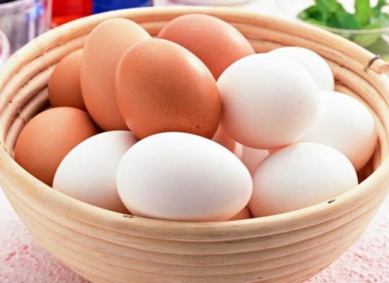 أيهما الأفضل البيض البني أم الأبيض؟