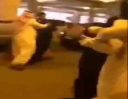 بالفيديو.. «خناقة» بين شابين تثير فزع الطالبات في السعودية