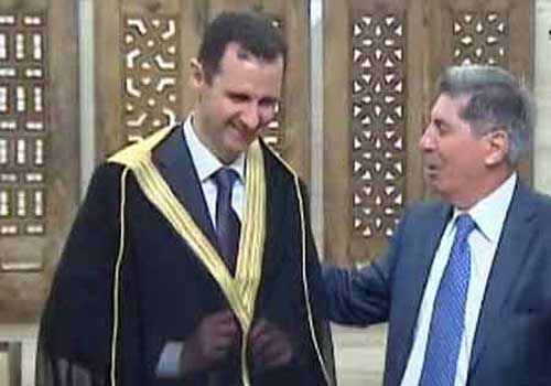 معارض سوري يعاتب جماعة "العباءة": أضعف الإيمان إستمعوا لإخوانكم بعد زيارة النظام معارض سوري يعاتب جماعة "العباءة": أضعف الإيمان إستمعوا لإخوانكم بعد زيارة النظام