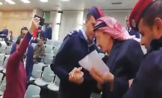 مواطن اردني يطالب بعفو عام من شرفة مجلس النواب مواطن اردني يطالب بعفو عام من شرفة مجلس النواب