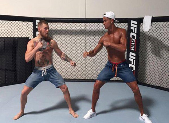 رونالدو يخطف الأنظار ويصارع بطل العالم للكيك بوكس (فيديو)