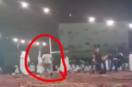 فيديو: رجل يستعرض بسلاح ناري ويهدد حياة الحضور في حفل زواج