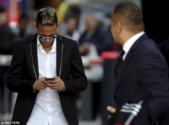 والد نيمار: لن نجدد لبرشلونة حتى تحل قضايا الصفقة