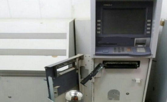 القبض على 3 اشخاص حاولوا سرقة صرافين آليين في عمان القبض على 3 اشخاص حاولوا سرقة صرافين آليين في عمان