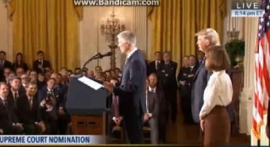 شاهد.. مصافحة عنيفة لترامب مع قاض أمريكي تثير السخرية