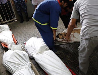 قصف مستشفى “بيت حانون” واستشهاد أربعة فلسطينيين في قصفين مدفعيين شمال قطاع غزة