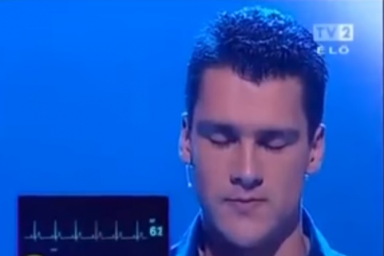 فيديو| رجل يوقف نبض قلبه على الهواء مباشرةً