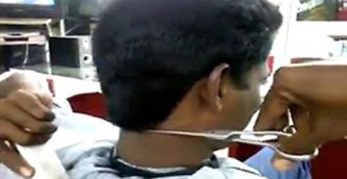 بالفيديو: شاهد كيف يحلق هندي شعره بمهارة عالية بالفيديو: شاهد كيف يحلق هندي شعره بمهارة عالية