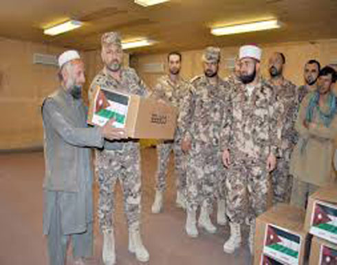 القوة الاردنية في افغانستان توزع مساعدات عينية