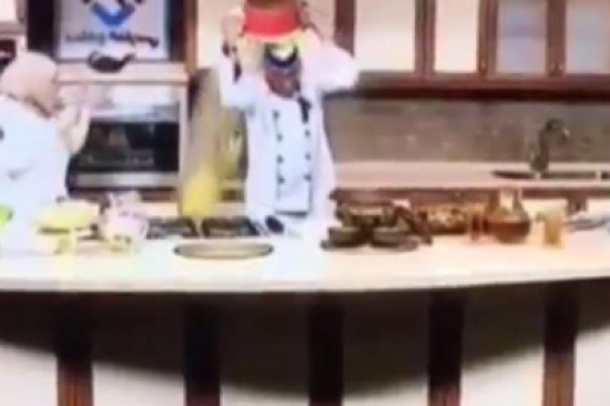 شاهد موقف محرج لشيف على الهواء