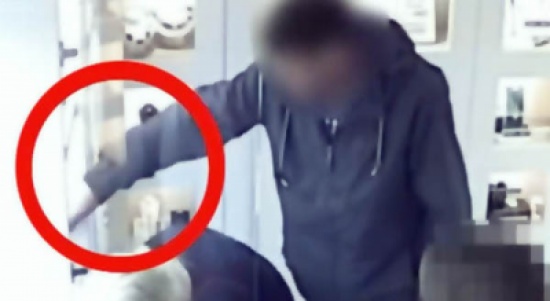 فيديو: محتال يصطحب طفلة لسرقة خاتم ألماس فيديو: محتال يصطحب طفلة لسرقة خاتم ألماس