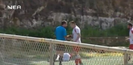 شاهد: لاعب يضرب الحكم ويهرب من الشرطة