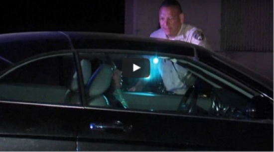 شاهد: فتاة غائبة عن الوعي على الطريق السريع