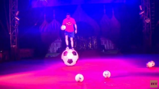 تحطيم رقم قياسي في الخفة فوق كرة قدم