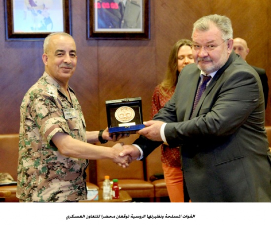القوات المسلحة ونظيرتها الروسية توقعان محضرا للتعاون العسكري