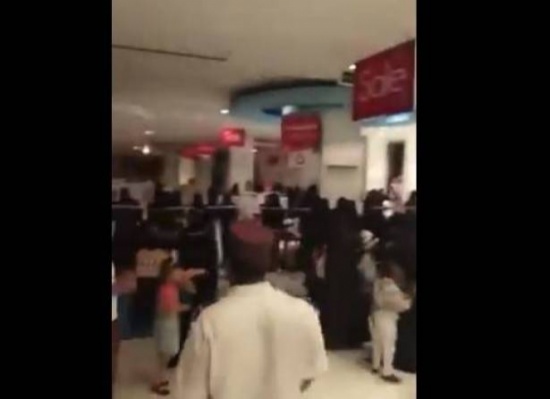 شاهد: هيستريا داخل "مول" للسيدات.. والسبب؟
